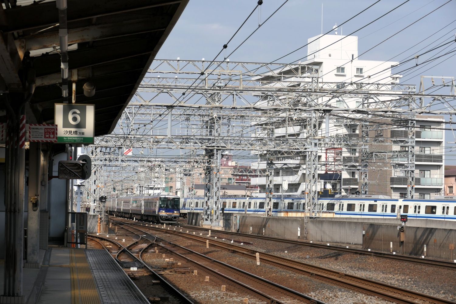汐見橋線のホームから見た南海本線と高野線の電車（記者撮影）