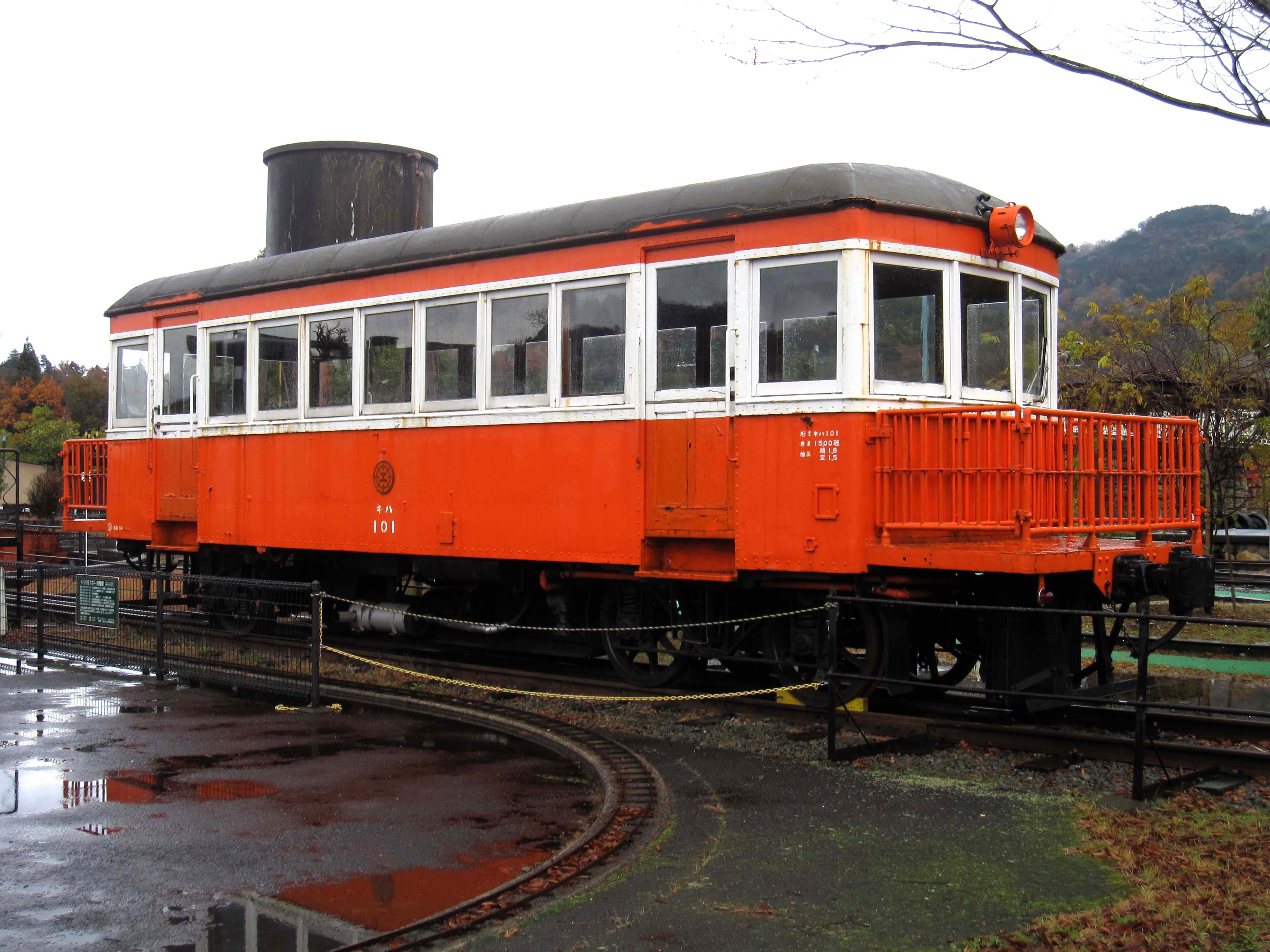 加悦鉄道のキハ101。片側がボギー台車、もう片方は1軸という「片ボギー」の車両だった（撮影：南正時）