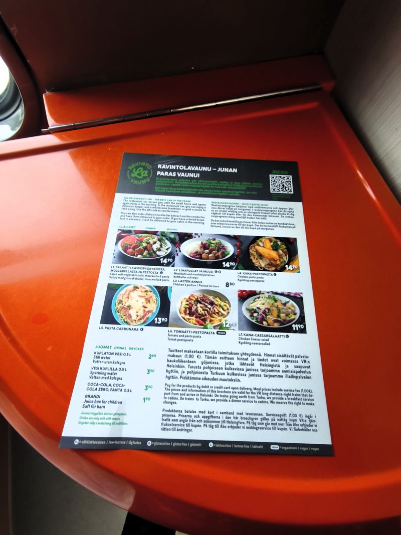 部屋にも食堂車のメニュー（筆者撮影）