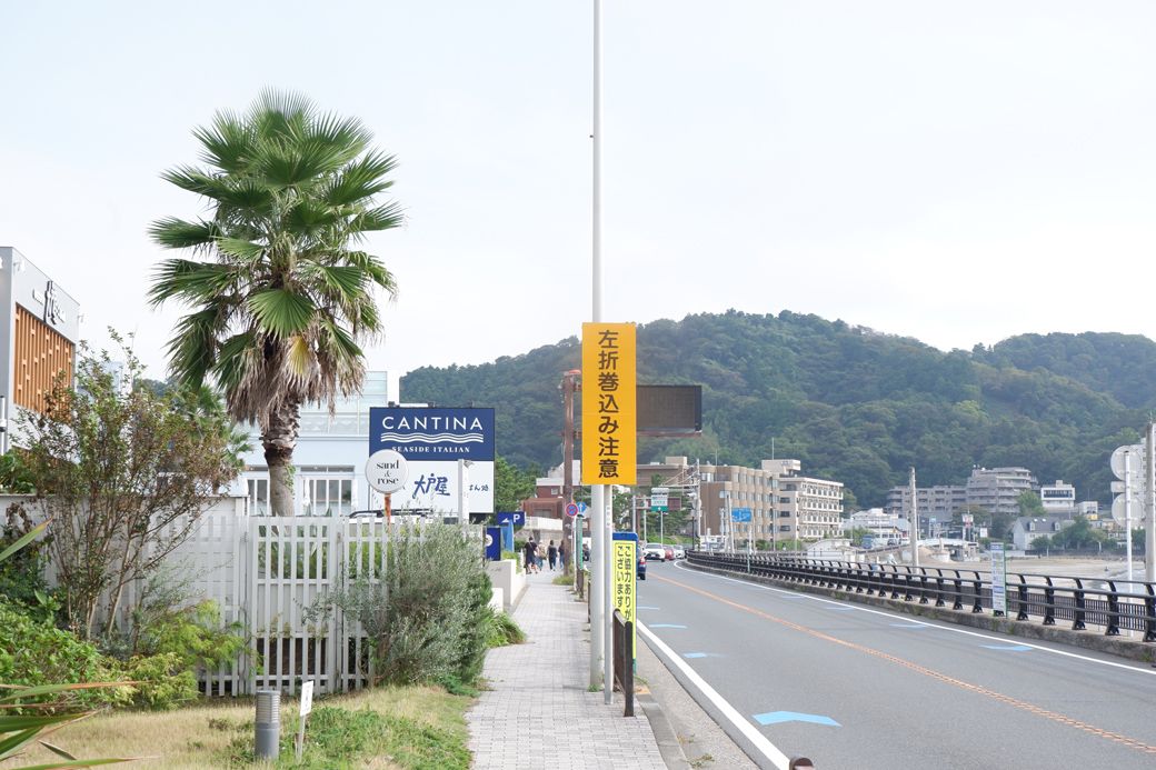 駐車場前は広い道路が続く（筆者撮影）