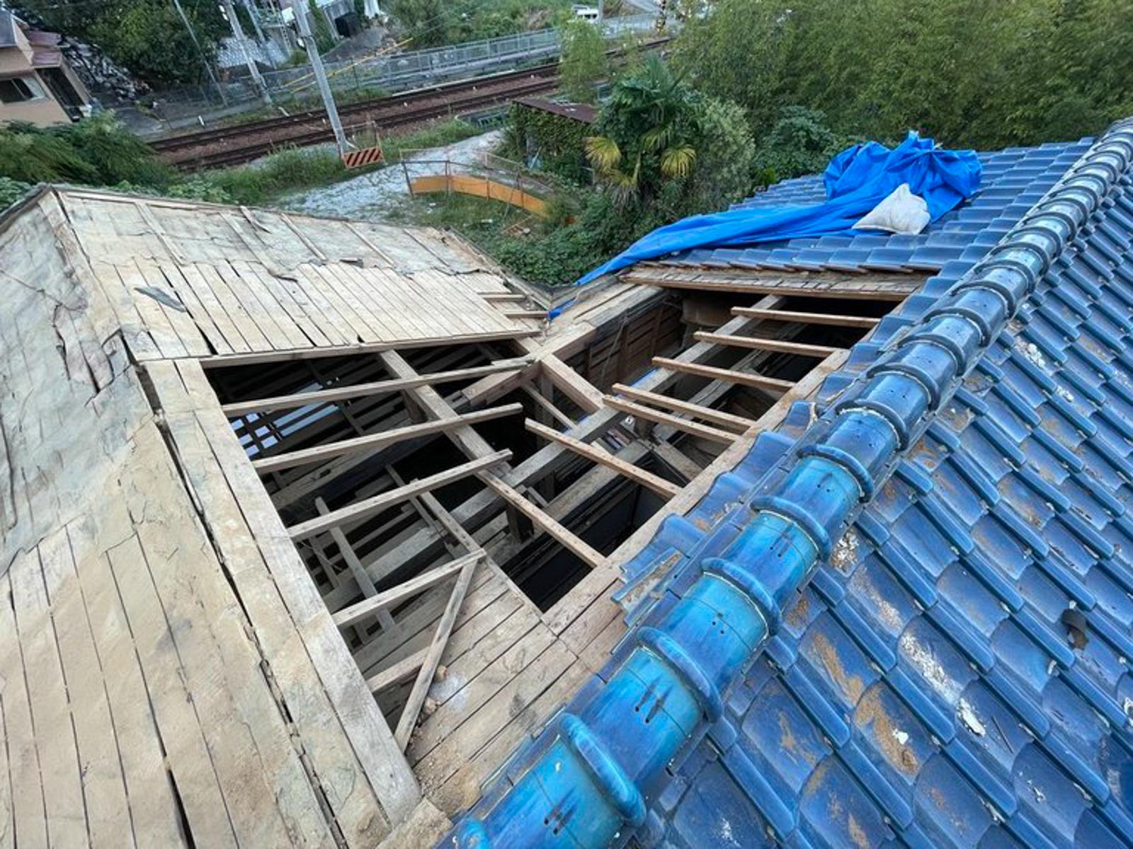 北側の屋根は瓦を下ろしてから再生へ（写真提供：山脈）