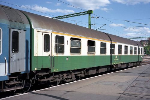 ボスニア･ヘルツェゴヴィナの1･2等合造車（2003年 筆者撮影）