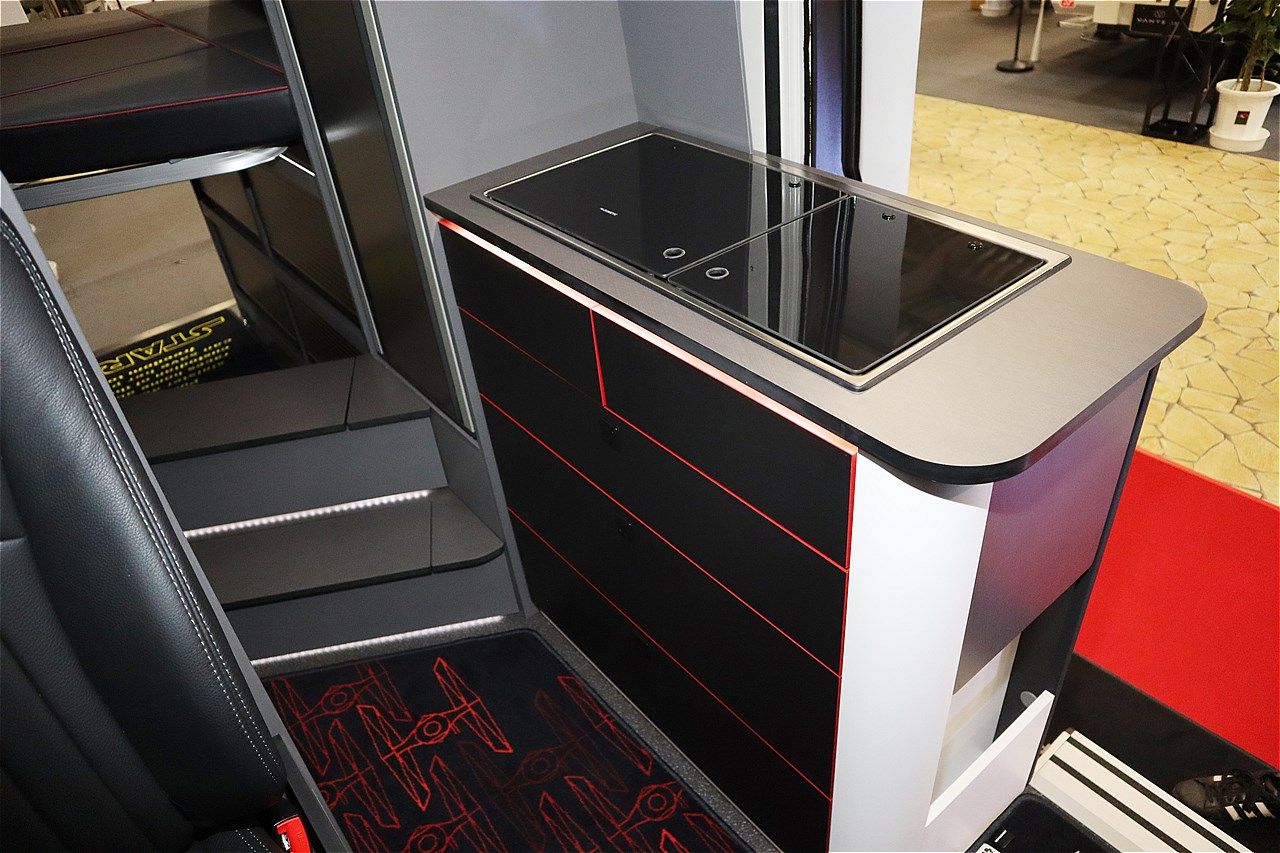 スター・ウォーズの世界観が広がるトイファクトリーのキャンピングカー「ダビンチ6.0＜スター・ウォーズ＞エディション」（筆者撮影）