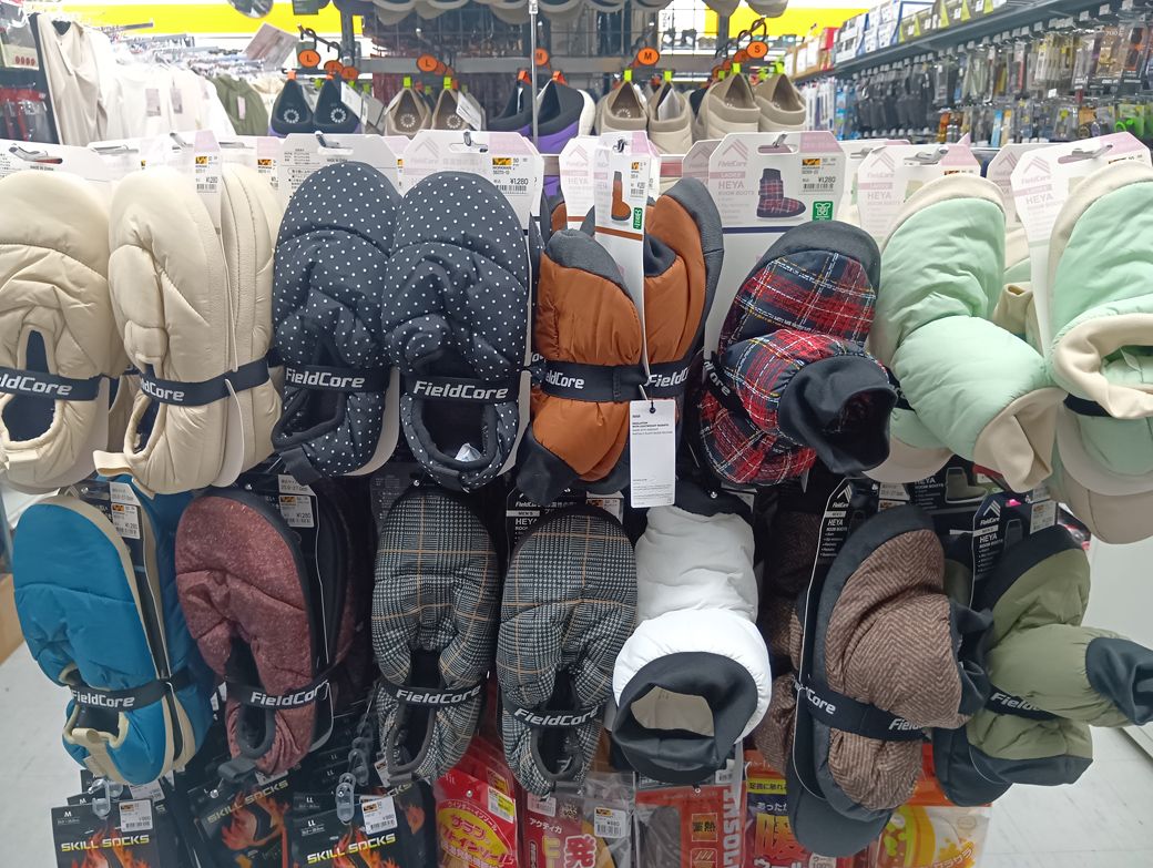 売り場の光景。ブーツタイプだけでなく、脱ぎ履きしやすいシューズタイプもあるようだ（写真：筆者撮影）