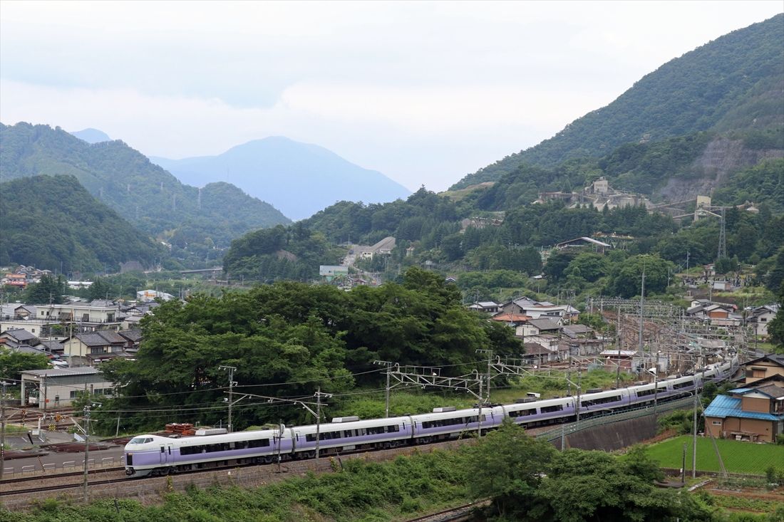 初狩付近を走る「スーパーあずさ」（撮影：南正時）