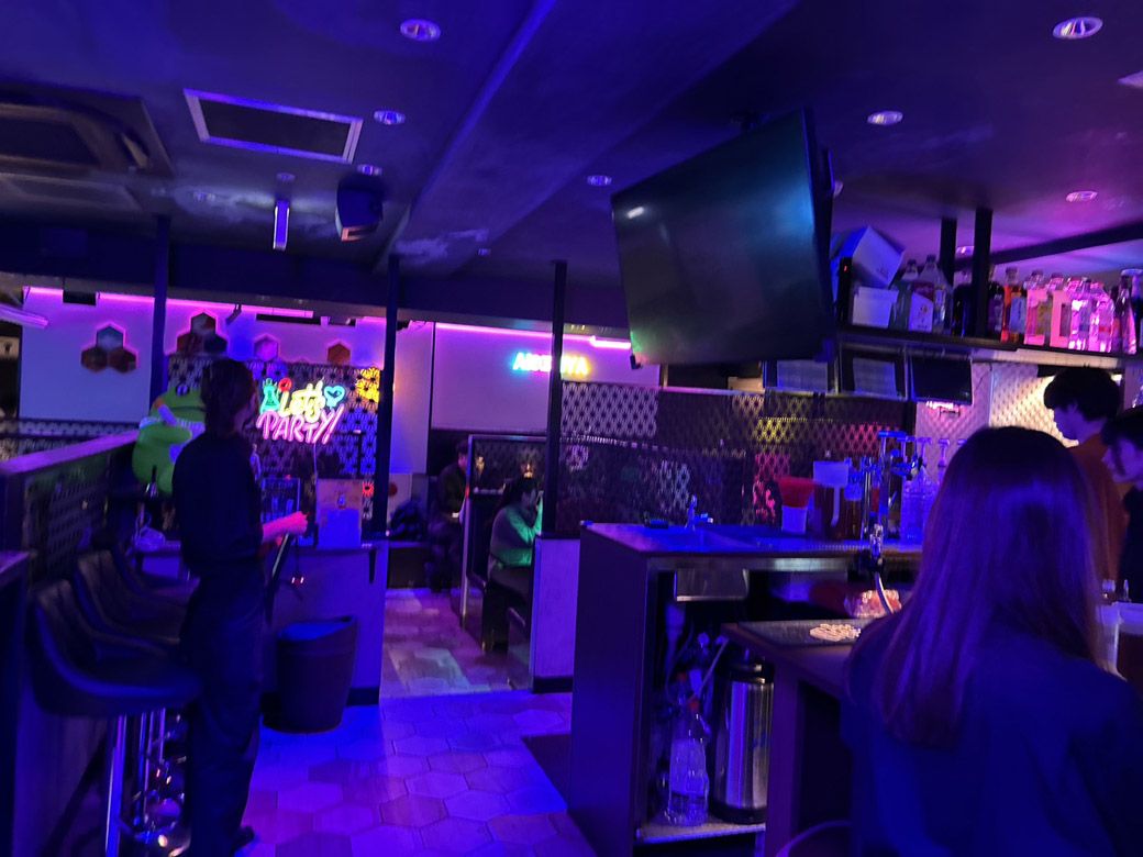 『相席屋 歌舞伎町店』の内観。照明も相まってラウンジのような雰囲気に（筆者撮影）