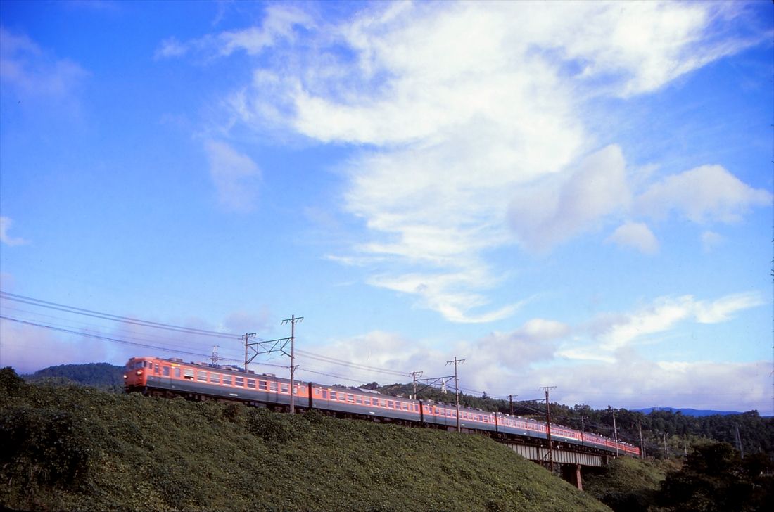 関ケ原付近の築堤を行く153系の急行「比叡」＝1975年5月（撮影：南正時）
