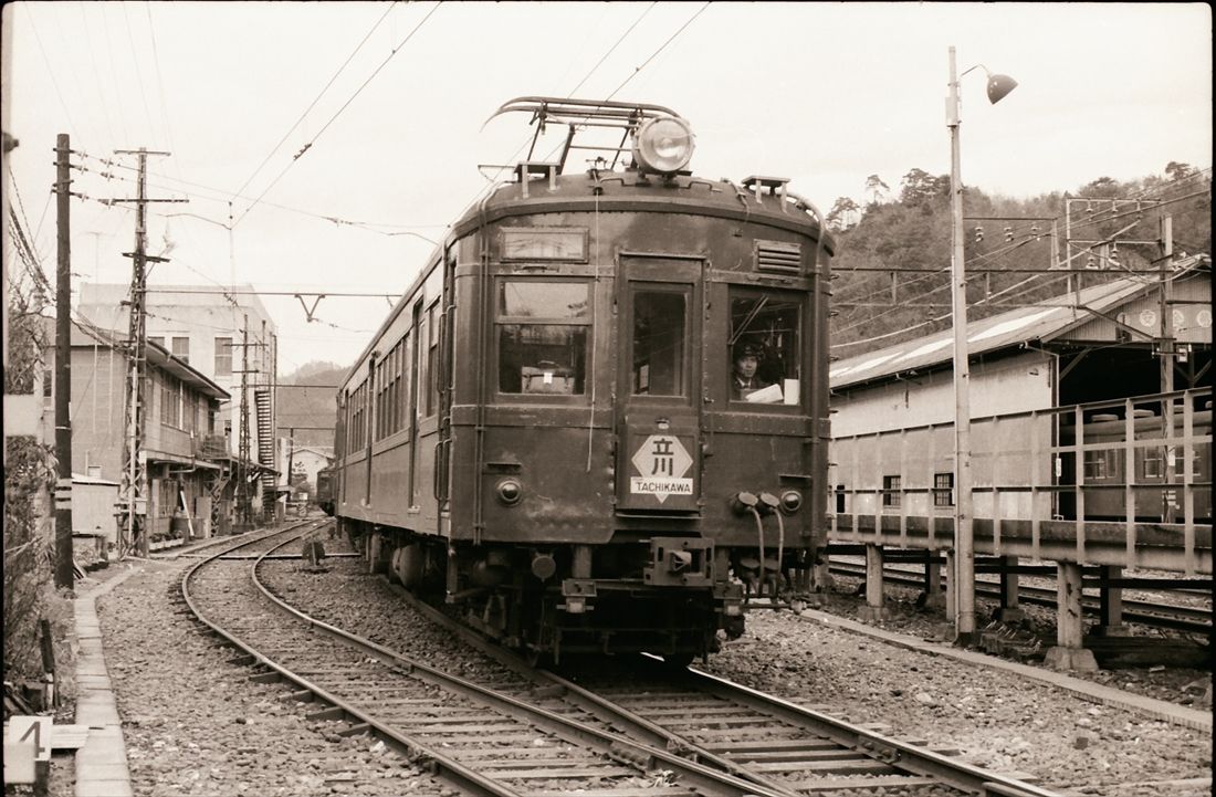 青梅線で活躍したクモハ40形。立川側の先頭に立つ姿（撮影：南正時）