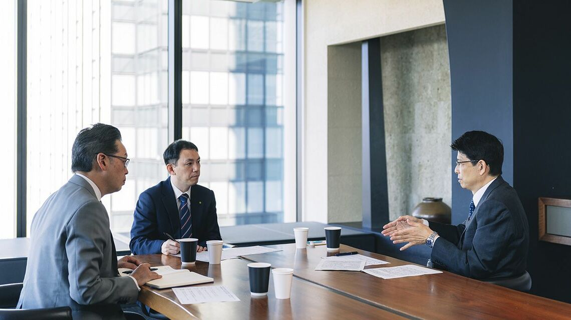 左からデロイトトーマツ長川氏、近藤氏、日立製作所加藤氏。鼎談の様子