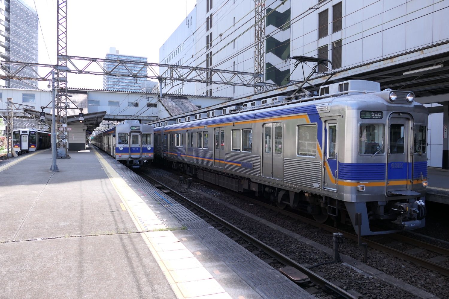 堺東駅のホーム北側から見た高野線の電車（記者撮影）