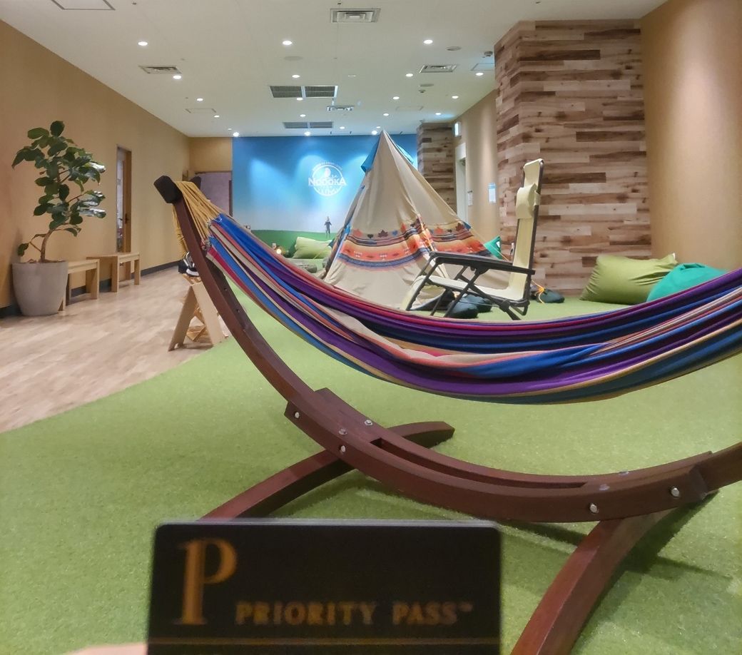 関西国際空港にあるラウンジNODOKAはこんな感じ。ちなみに筆者はテントの中で仮眠中、他の利用者が入ろうとしてきて、お互いにギョッとしたことがあった（筆者撮影）