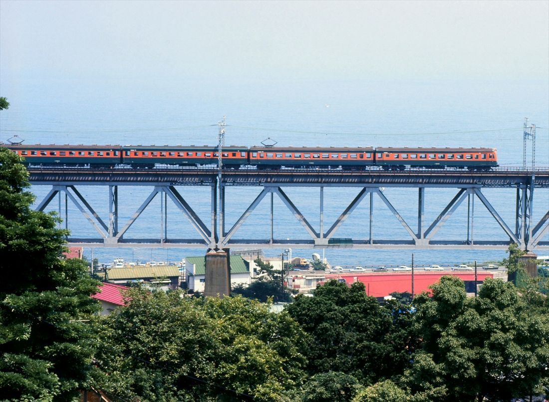 東海道本線の根府川橋梁を渡る80系。153系に置き換えられる前は準急「東海」として活躍していた（撮影：南正時）