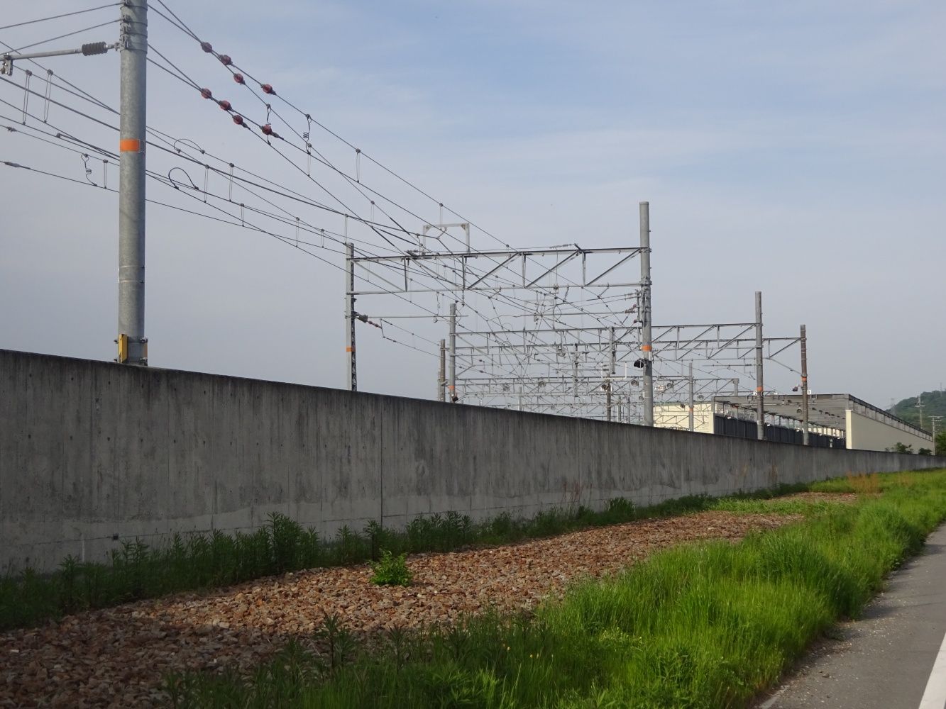 画面奥が厄神車両基地。三木鉄道の廃線跡にはバラストが残る（筆者撮影）