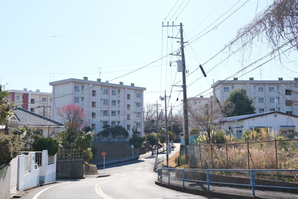 団地には上り坂も下り坂もある（写真：筆者撮影）