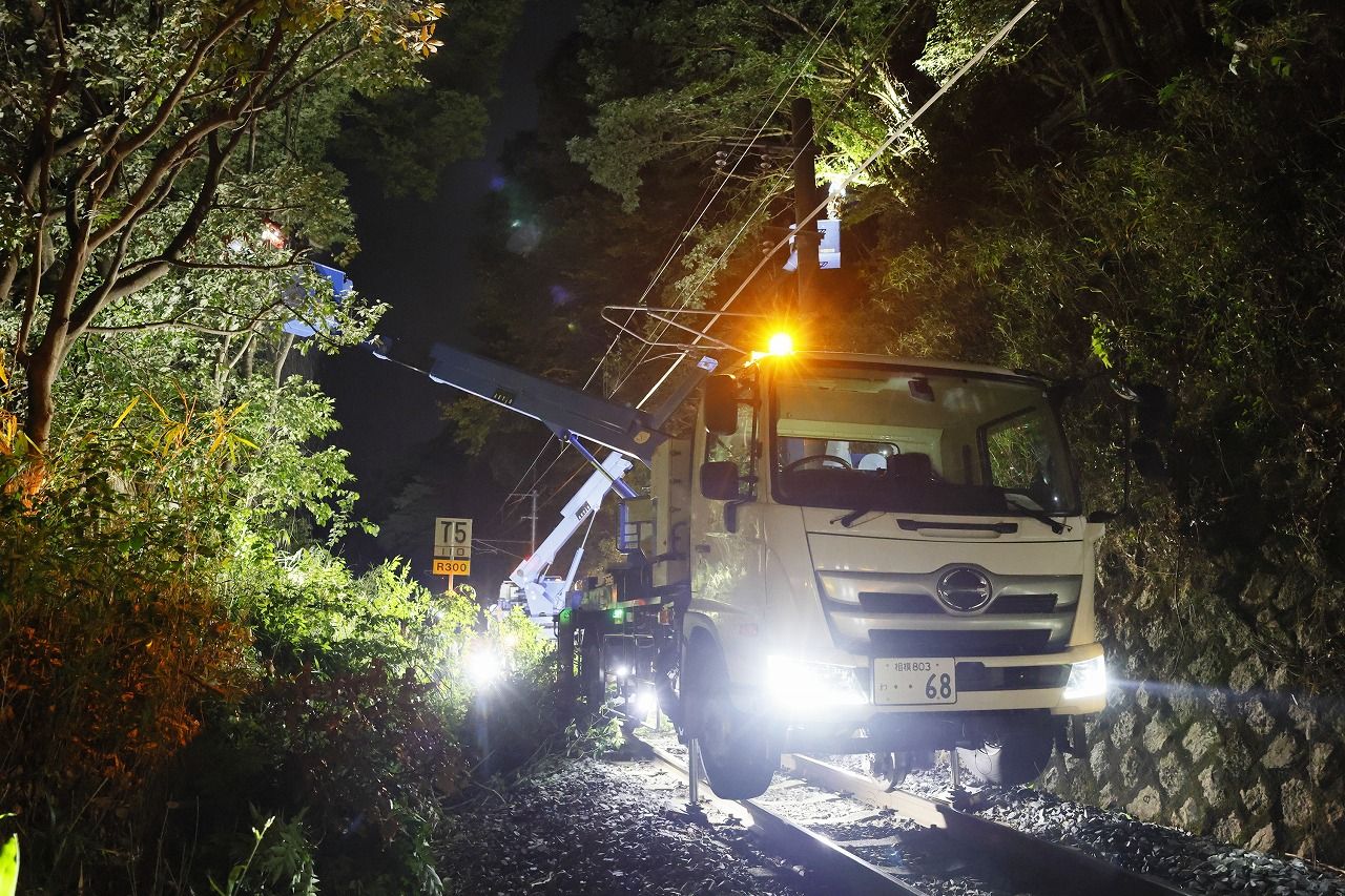 夜間の集中伐採では軌陸車を使用して線路直上の木などを切断する。一部の施工日では終電時間を繰り上げて作業時間を拡大する拡大間合いが採られる　（筆者撮影）