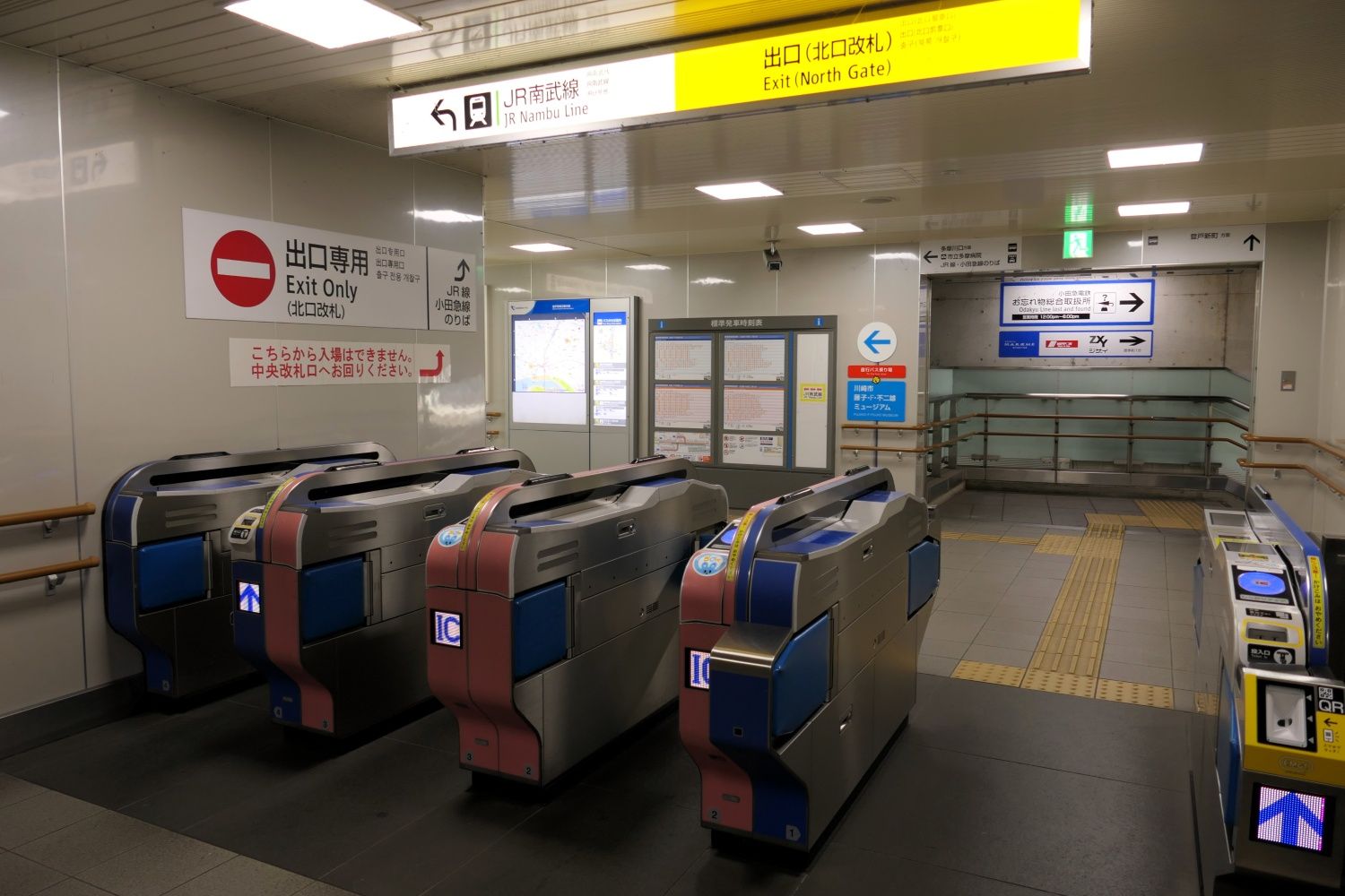 北口改札はJR南武線乗り換え客が主に利用する改札。出口専用で入場はできない（記者撮影）