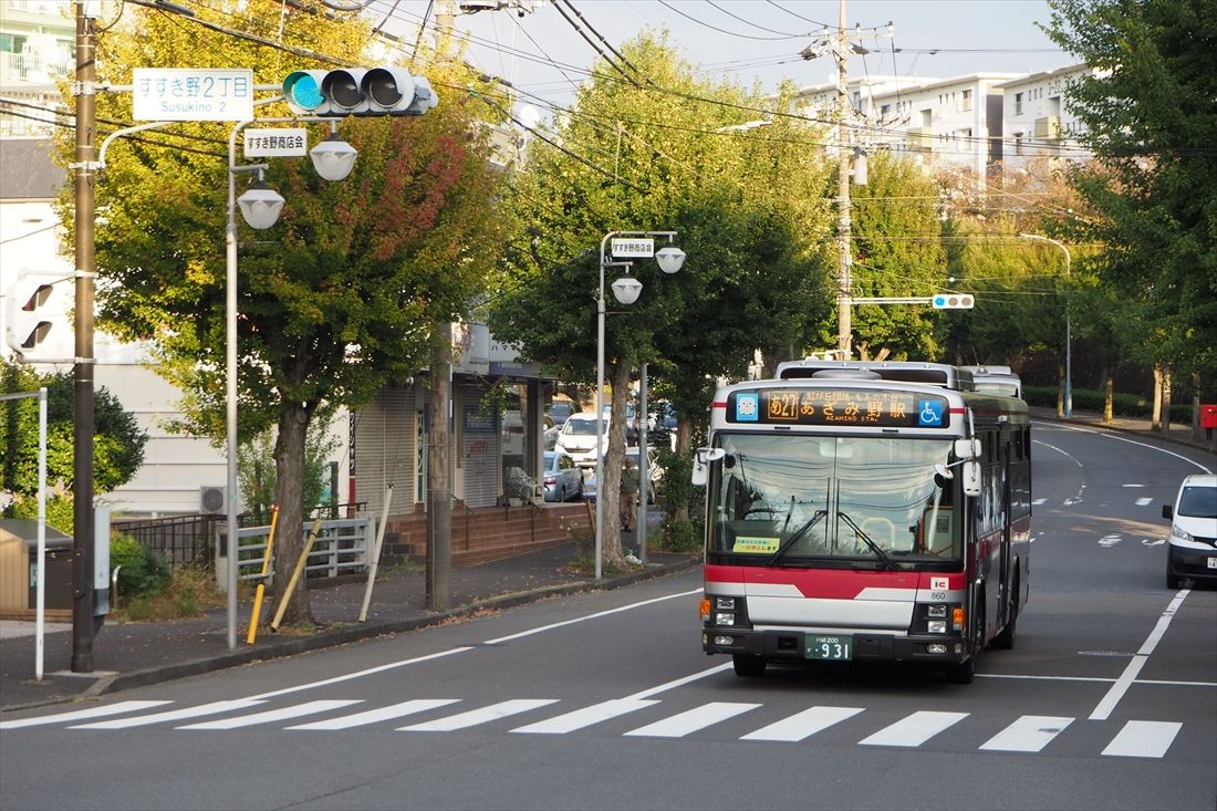 延伸区間4駅の1つは「すすき野」付近に設けられる。すすき野2丁目交差点付近を走るあざみ野駅行きのバス（記者撮影）