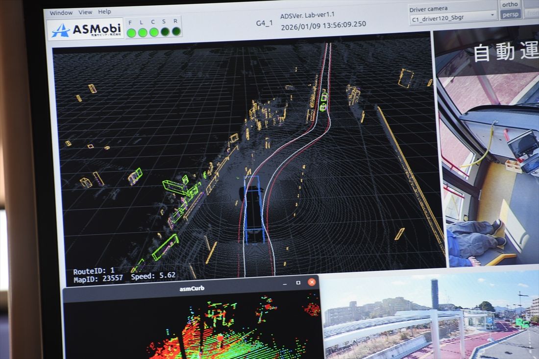 バス車内のモニターに映し出された映像や情報（記者撮影）