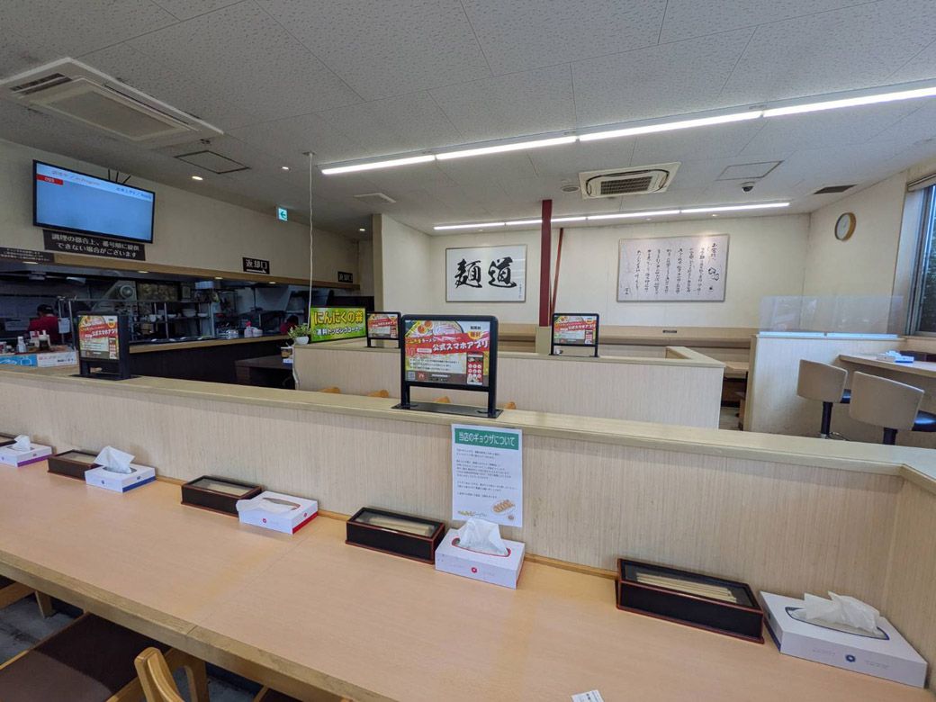 平和な昼下がりのにんたまラーメン店内。カウンターからテーブルまで完備（筆者撮影）