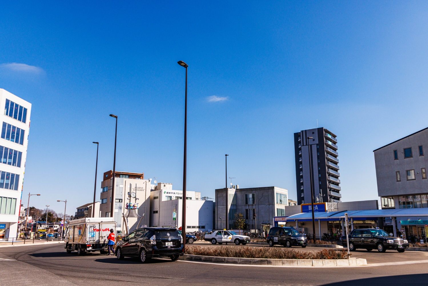 鶴瀬駅東口の駅前広場。昔ながらの商店街が広がっていたが最近になってリニューアルされた（撮影：鼠入昌史）
