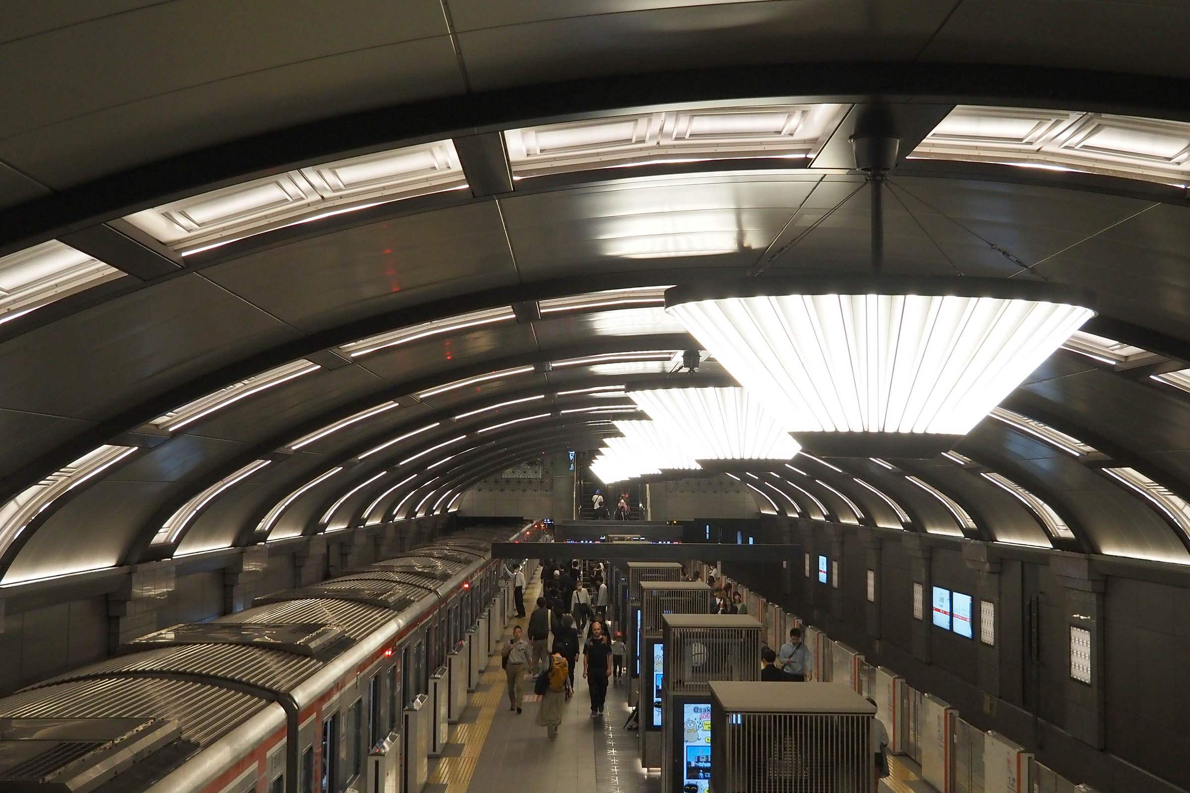 心斎橋駅の天井