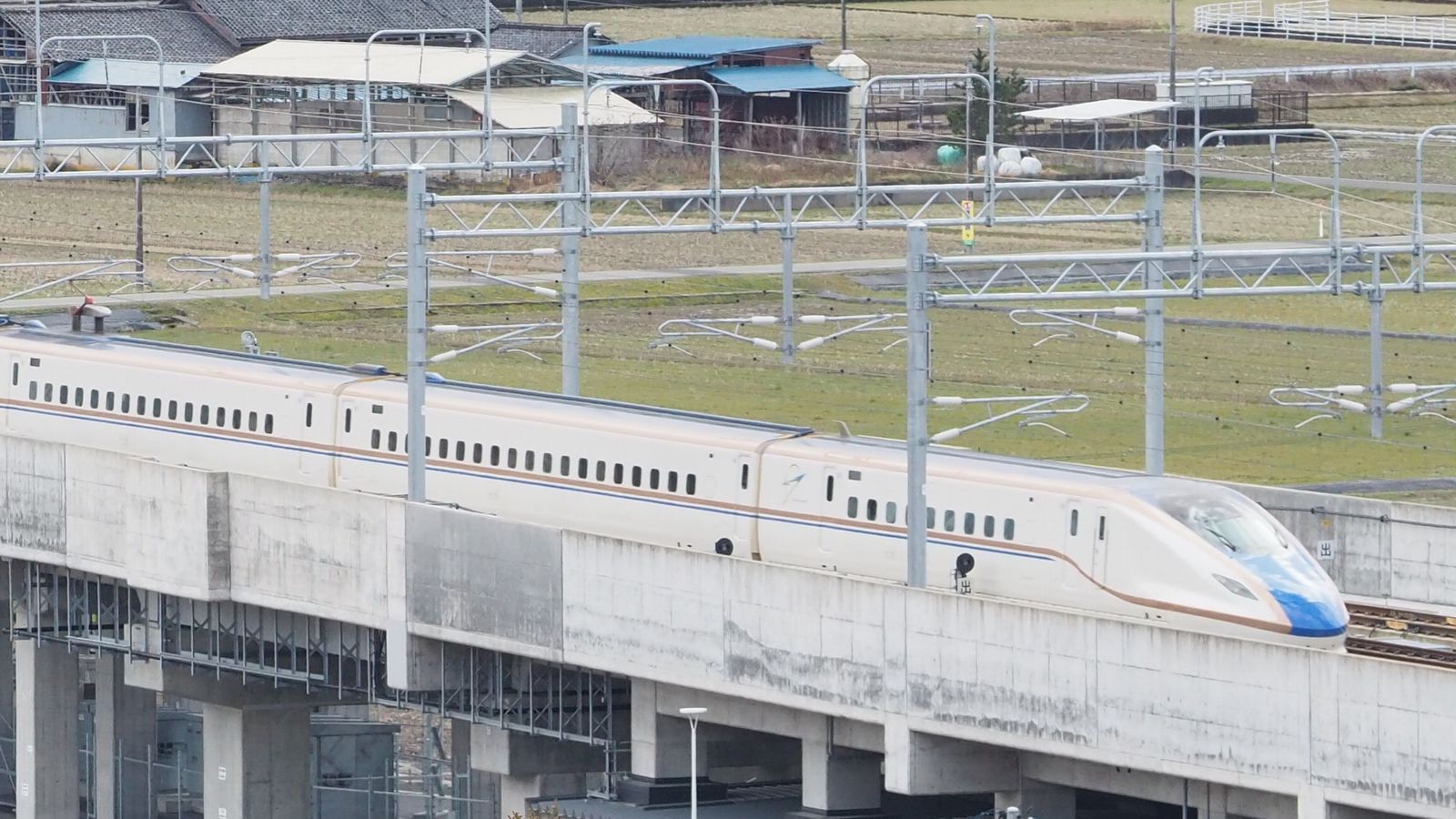 試運転中の新幹線（記者撮影）