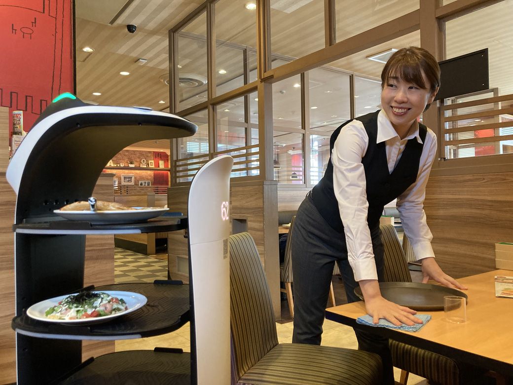 各棚に料理を乗せて配膳する猫型ロボット（写真提供：すかいらーくホールディングス）