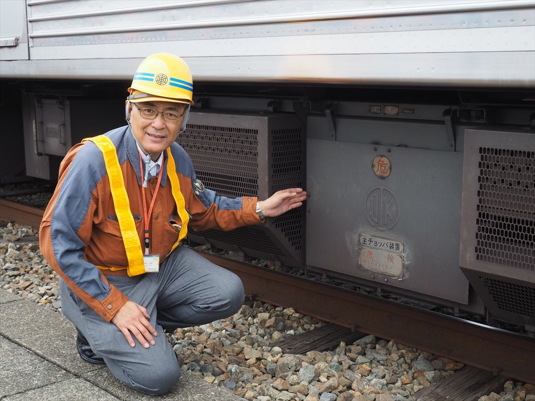 主チョッパ制御装置を指さす東武鉄道車両部車両企画課主任の泉川友彦さん（記者撮影）
