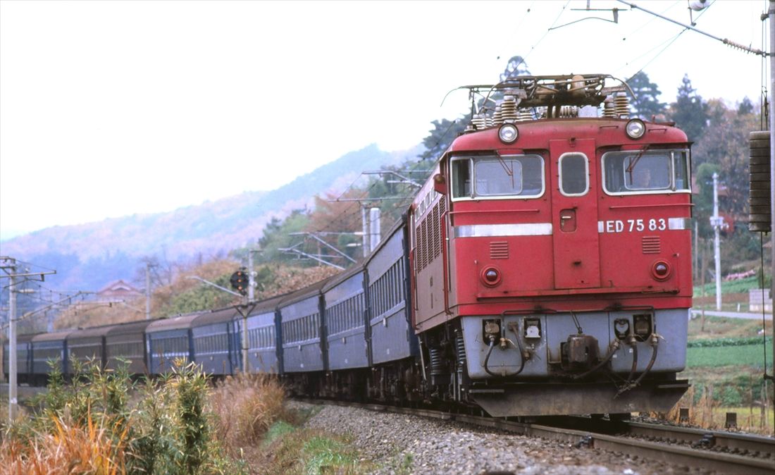 ED75形が牽引する客車列車。東北本線金谷川付近にて（撮影：南正時）