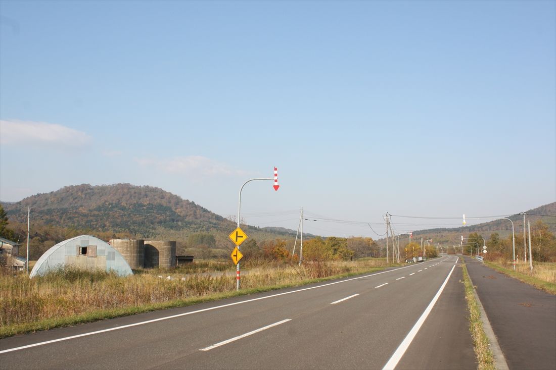 辺毛内―志美宇丹間：歌登駅から先は道道120号に並行するルート。志美宇丹駅の旧予定地の北見枝幸寄りには美幸線の路盤を取り込むようにして整備された道道120号のバイパス道がある（筆者撮影）