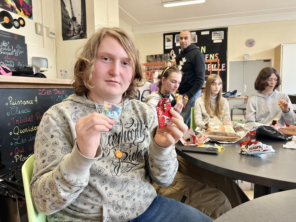 日本のお守りとアニメのバッジをゲット。カリム先生からもらったメダルを首からかけている（筆者撮影）