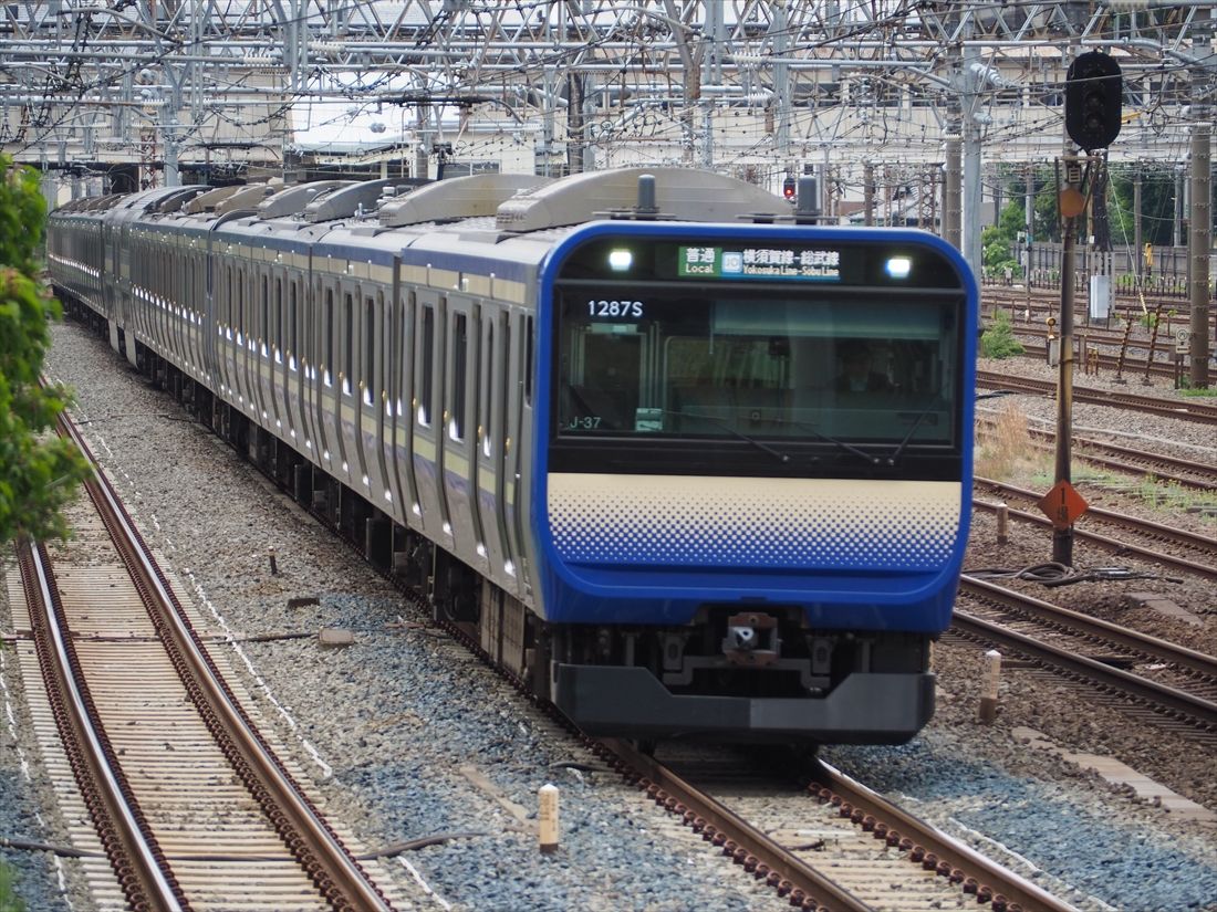 鶴見駅付近を走る横須賀線の列車（記者撮影）