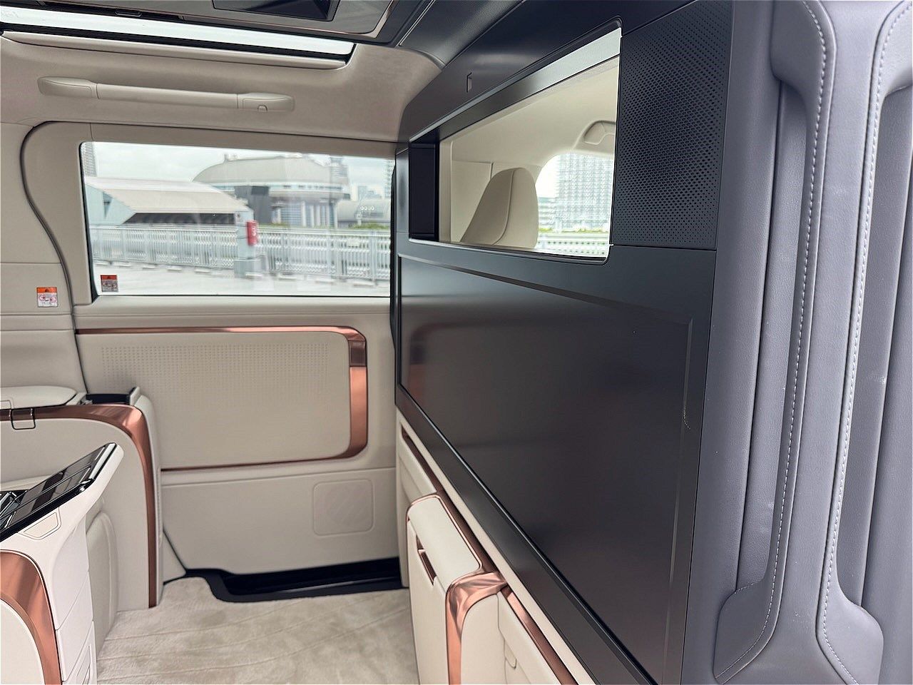 2025年8月1日に一部改良版が発売されたレクサス「LM」（筆者撮影）