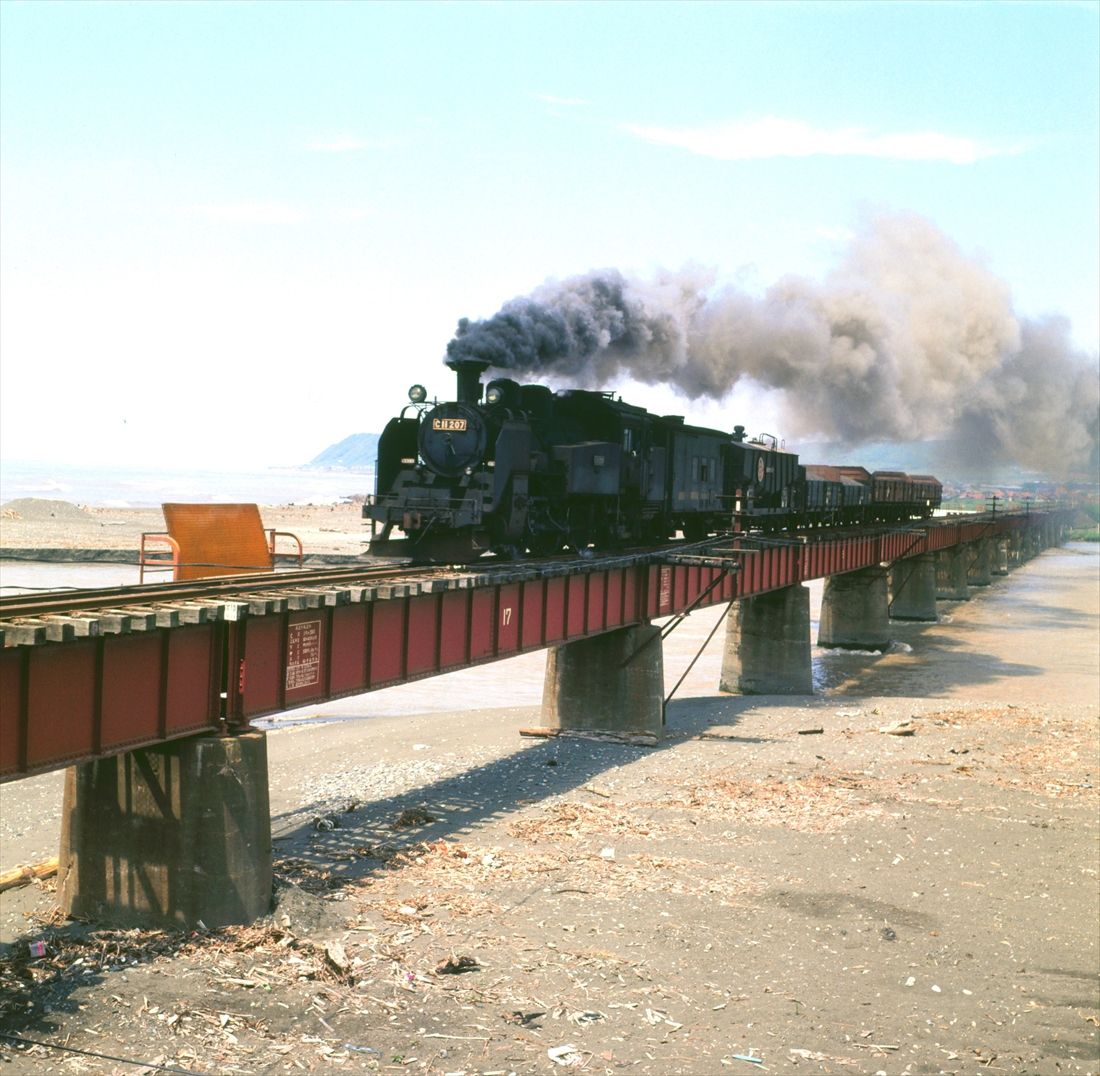 日高線の静内付近を走るC11形207号機が牽引する列車。現在は東武鉄道で「SL大樹」として活躍している機関車だ＝1973年6月（撮影：南正時）
