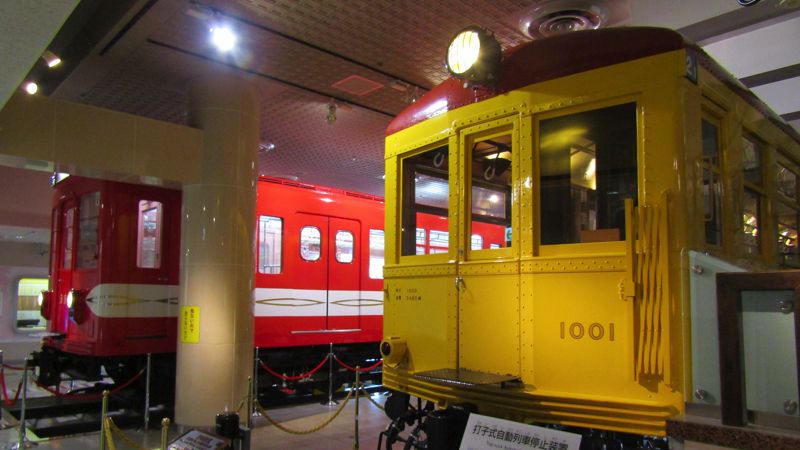 1001号車（右）と301号車（筆者撮影）