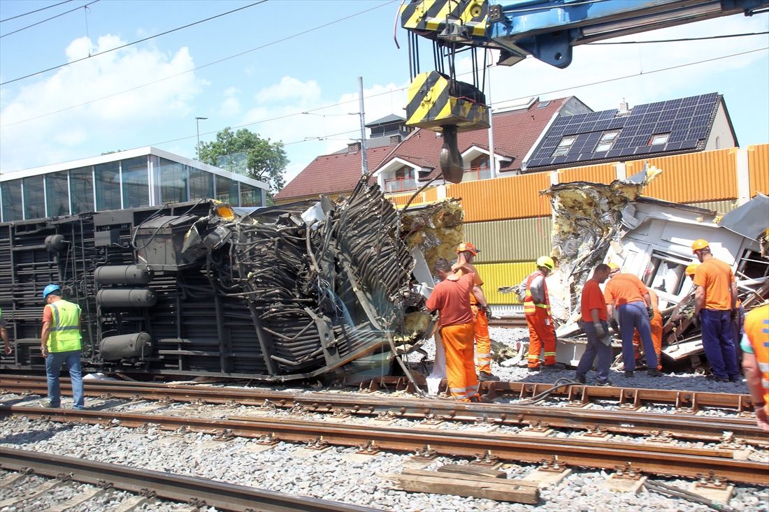 6月22日にチェコのパルドゥビツェで発生した正面衝突事故で、くの字形に折れて大破した客車。横転している（撮影：橋爪智之）
