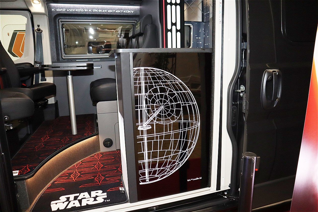スター・ウォーズの世界観が広がるトイファクトリーのキャンピングカー「ダビンチ6.0＜スター・ウォーズ＞エディション」（筆者撮影）