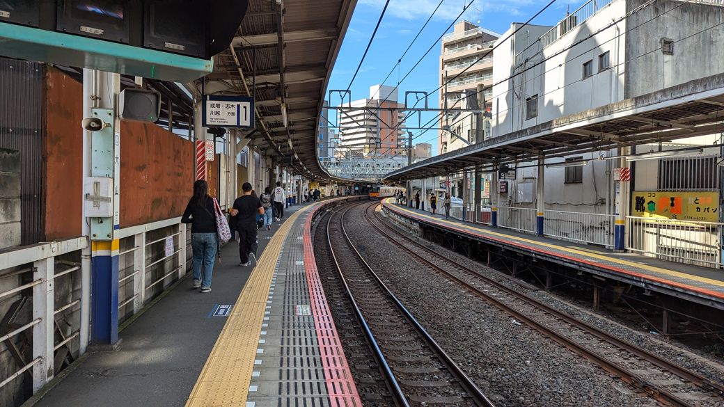 東武東上線 大山駅 カーブの途中にあるためにこんな風景（筆者撮影）