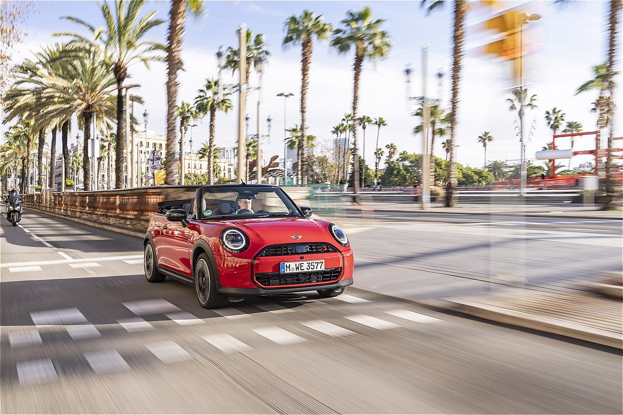 MINI（ミニ）の新型「ミニ・クーパー・コンバーチブルS」（写真：MINI）