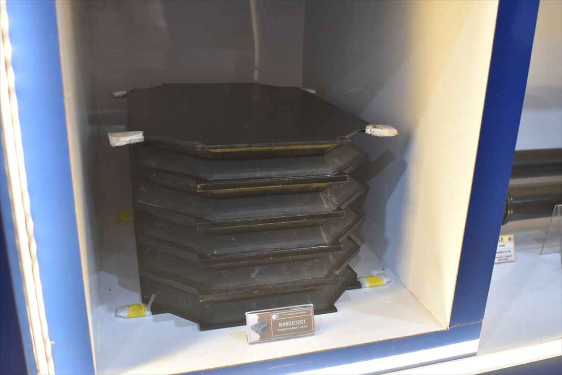 インドネシアの国営鋳物製造会社、PT Bataraと開発中の連結器緩衝ゴム（筆者撮影）