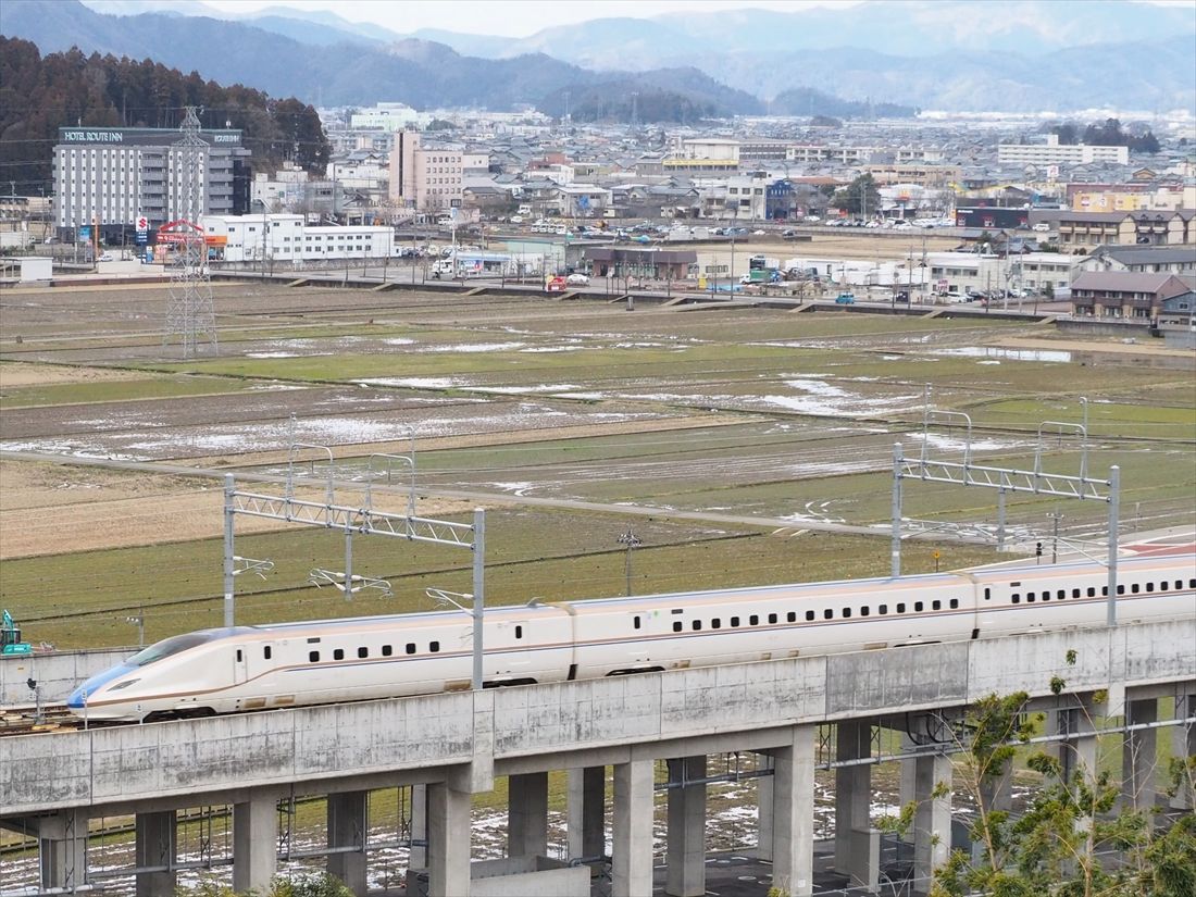 金沢―敦賀間の開業直前、越前たけふ駅付近を走る試運転列車（記者撮影）