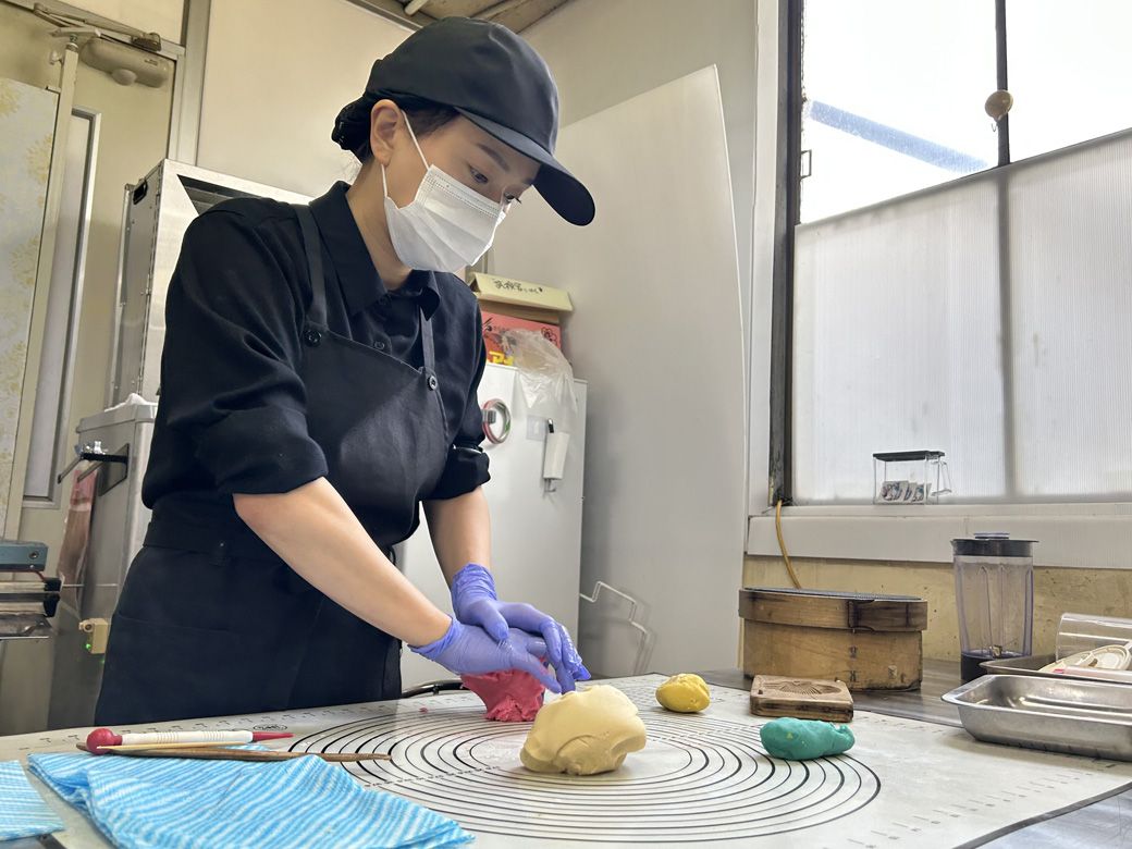 アマビエ練り切りが販売された当初、沙邦莉さんは卸用の和菓子製造を終えてから、さらに3時間かけて、1人きりで静かに心をこめて製造していた（筆者撮影）