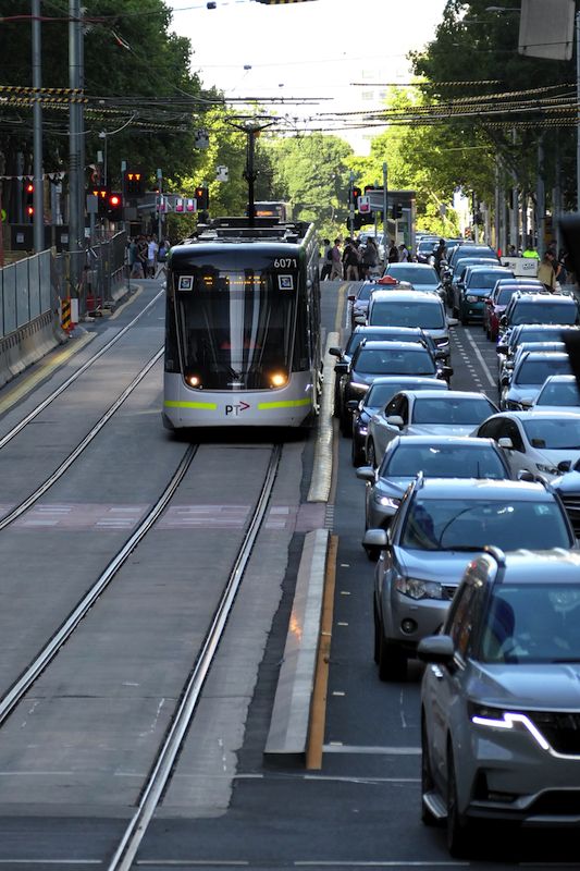 中心部では車の渋滞をよそに軽快に走行するフランス製トラム（筆者撮影）