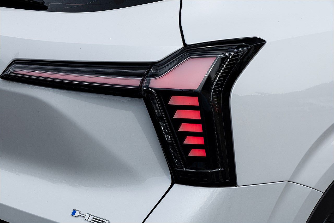 三菱の新型SUV「エクスフォースHEV」（筆者撮影）