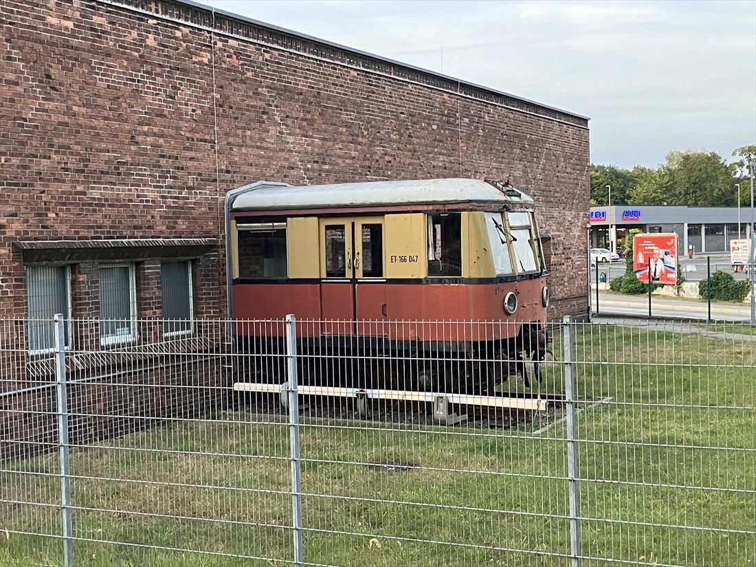 エルクナー駅に保存されている、冷戦時代に東ベルリンを走っていた車両の先頭部（筆者撮影）