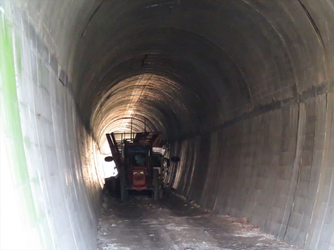 志美宇丹―上徳志別間：第1上徳志別トンネルの中をのぞき込んでみると農作業車が置かれている。相当に頑丈な「駐車場」だ（筆者撮影）
