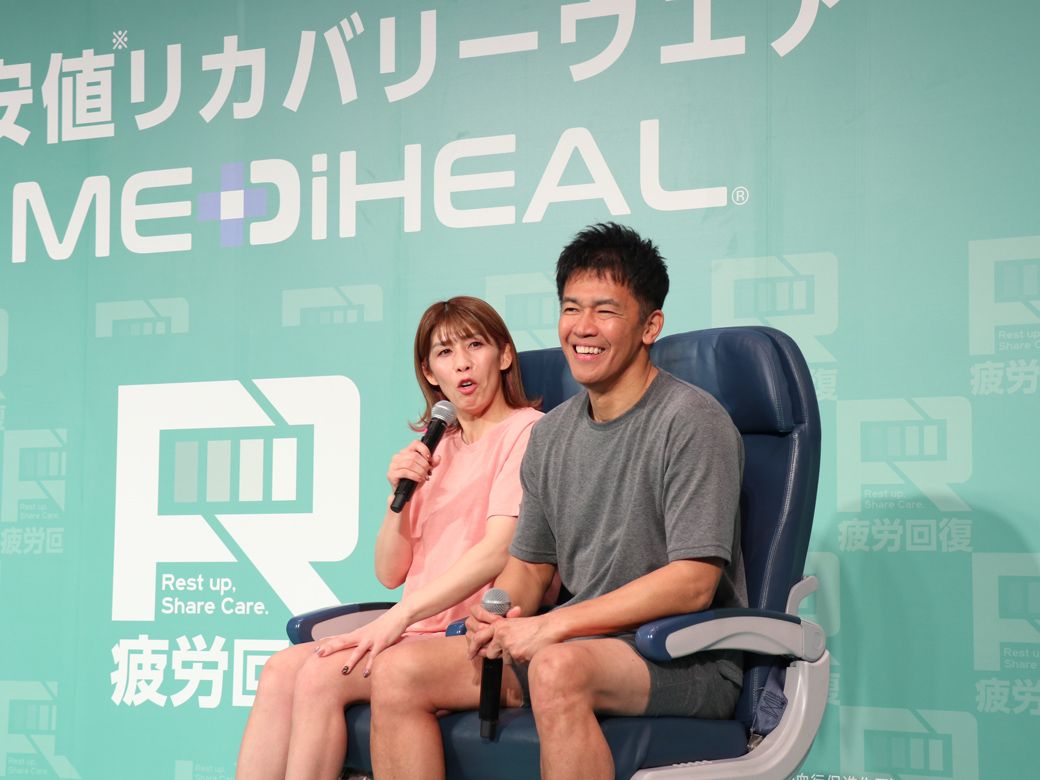 吉田沙保里さんと武井壮さん。「霊長類最強女子」の吉田さんが武井さんに高速タックルする場面も（筆者撮影）