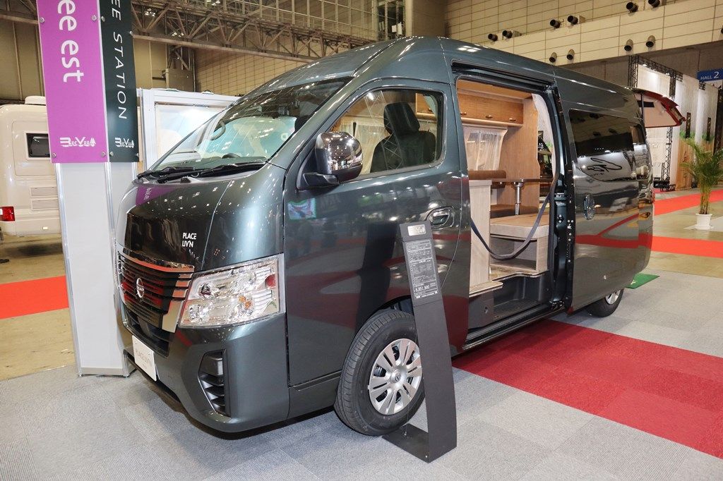 新型キャンピングカー「レクビィ プラスリビン」のライトタイプ（写真：筆者撮影）