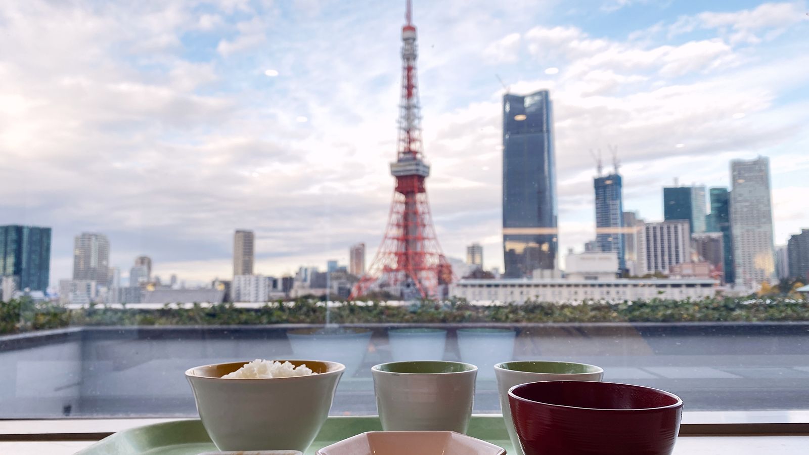 東京タワーが借景。港区役所の絶景役所メシ（筆者撮影）