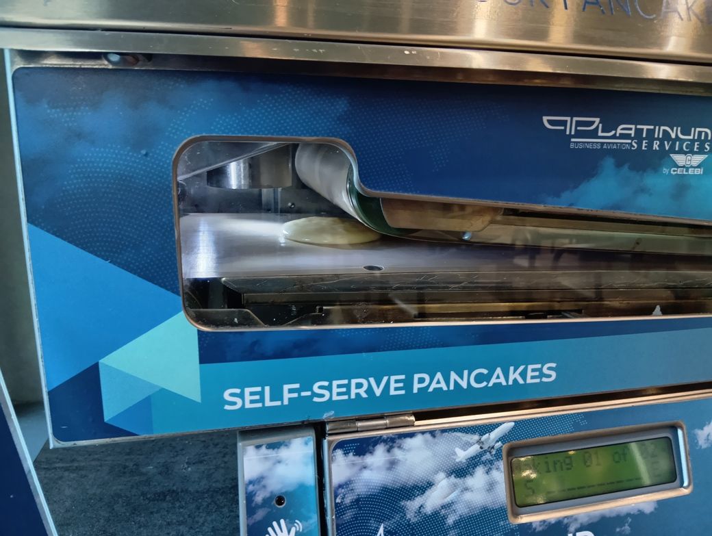 日本のラウンジでも、例えば回転寿司レーンや配膳ロボットなど、機械化を取り入れたら外国人に受けそうな予感がした（筆者撮影）